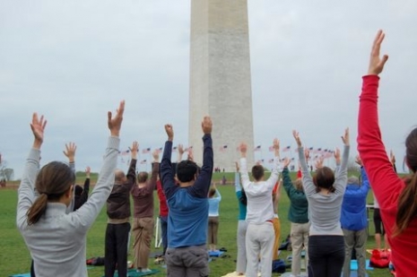 National Mall Yoga (via <a href="http://www.dcyogaweek.com">dcyogaweek</a>)